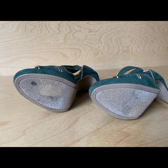 Green and gold strappy heels - Picture 3 of 4